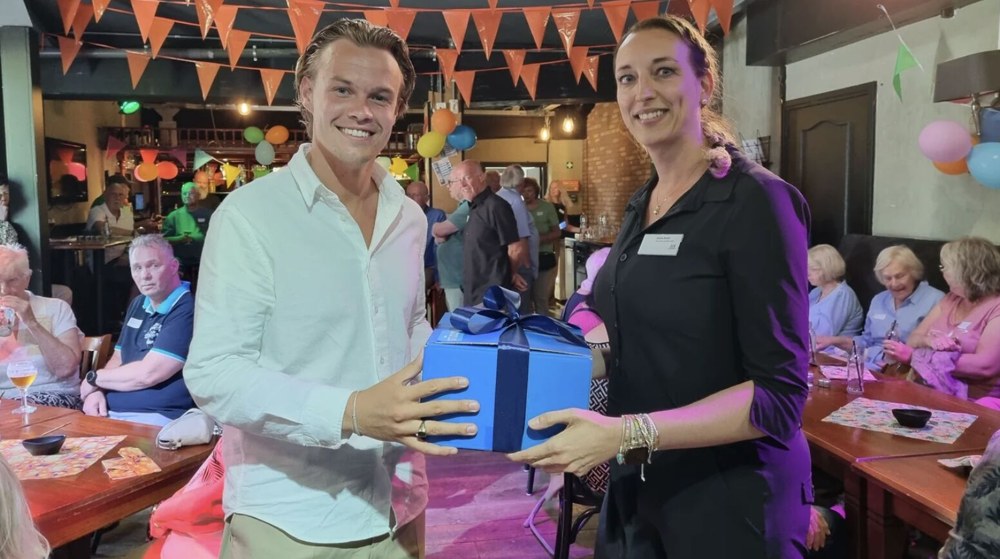Twee mensen vieren een lancering met een Studdy-cadeau